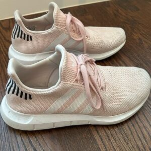 Swift run adidas - Women’s 8.5